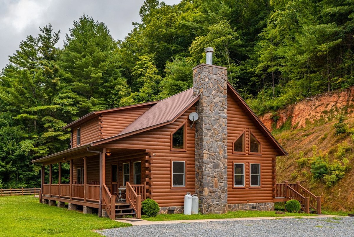 5 Reasons To Build With Pre-Finished Pine Log Siding