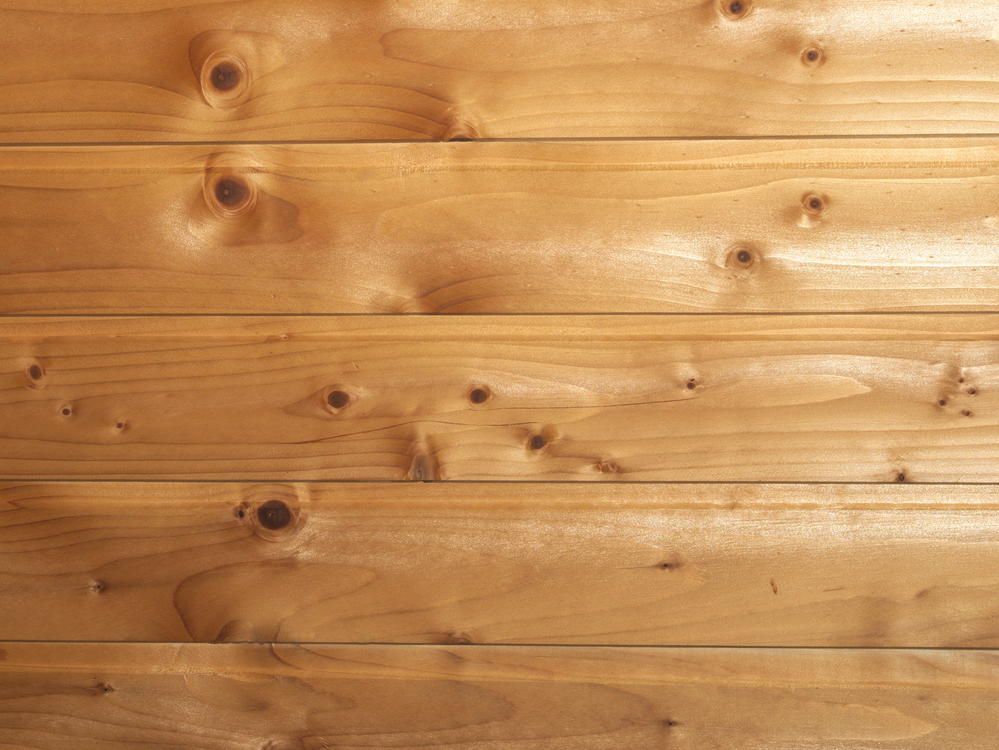 Why Knotty Pine Flooring Is Better Than Laminate 